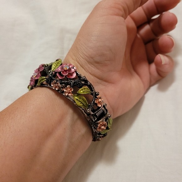 Metal Rose Bracelet - Picture 6 of 6